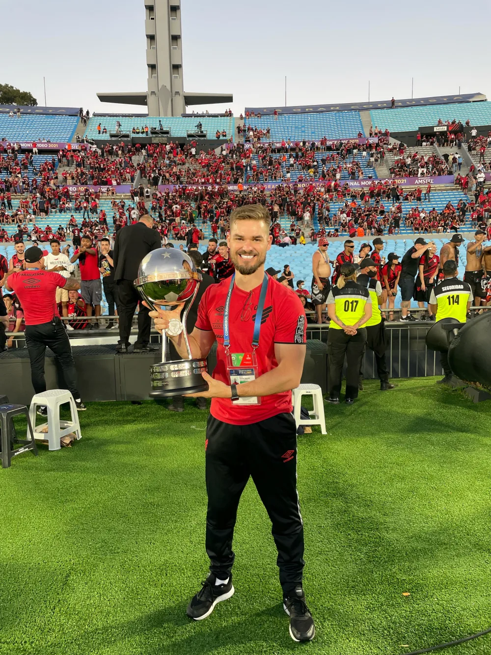 Rafael Barleze com o troféu da Copa Sul-Americana pelo Athletico Paranaense
