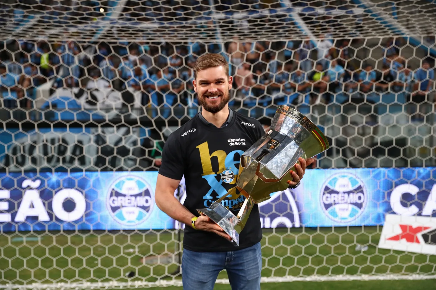 Rafael Barleze com o troféu do Campeonato Gaúcho pelo Grêmio